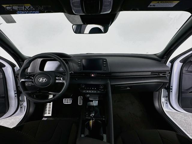 Hyundai Elantra Vehicle Full-screen Gallery Image 11