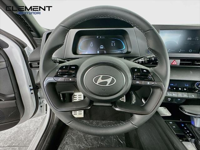 Hyundai Elantra Vehicle Full-screen Gallery Image 13