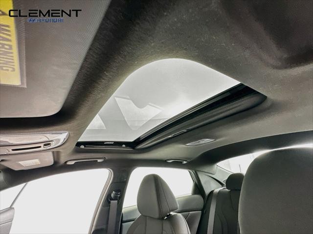 Hyundai Elantra Vehicle Full-screen Gallery Image 22