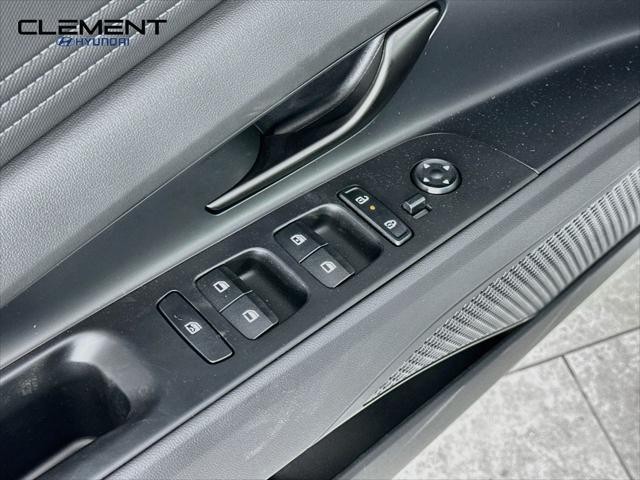 Hyundai Elantra Vehicle Full-screen Gallery Image 23