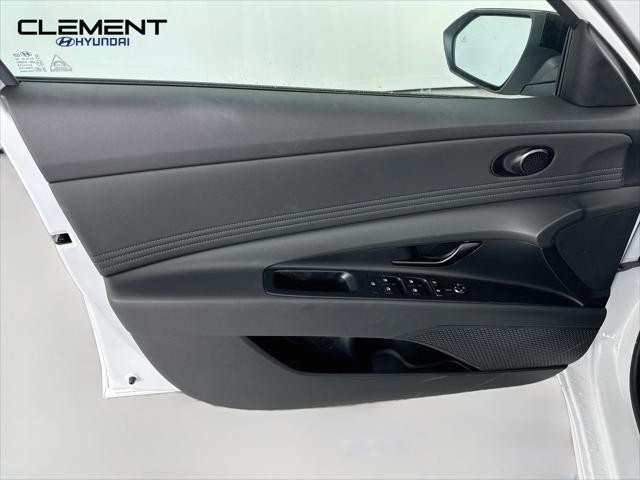 Hyundai Elantra Vehicle Full-screen Gallery Image 24