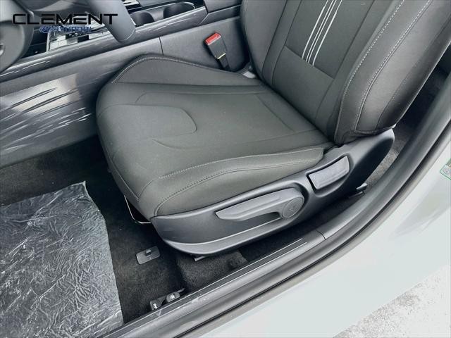 Hyundai Elantra Vehicle Full-screen Gallery Image 25