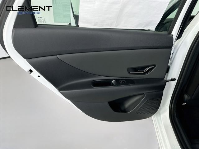 Hyundai Elantra Vehicle Full-screen Gallery Image 27