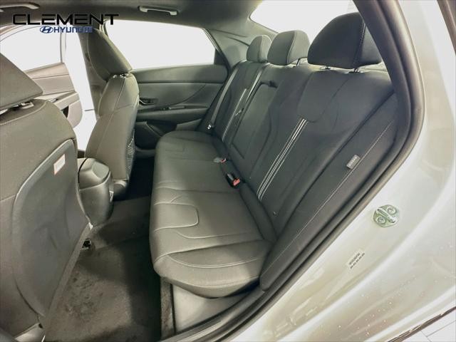 Hyundai Elantra Vehicle Full-screen Gallery Image 28