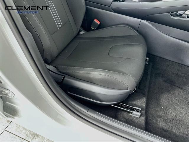 Hyundai Elantra Vehicle Full-screen Gallery Image 29