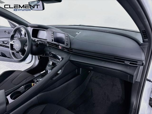 Hyundai Elantra Vehicle Full-screen Gallery Image 30