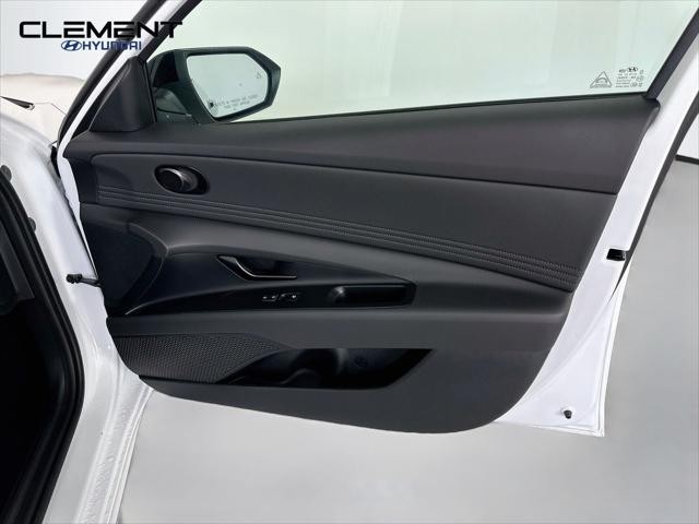 Hyundai Elantra Vehicle Full-screen Gallery Image 31