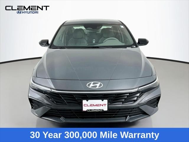 Hyundai Elantra Vehicle Full-screen Gallery Image 2