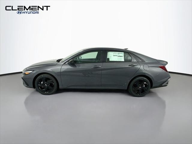 Hyundai Elantra Vehicle Full-screen Gallery Image 4