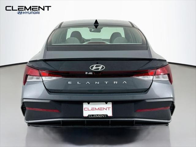 Hyundai Elantra Vehicle Full-screen Gallery Image 7