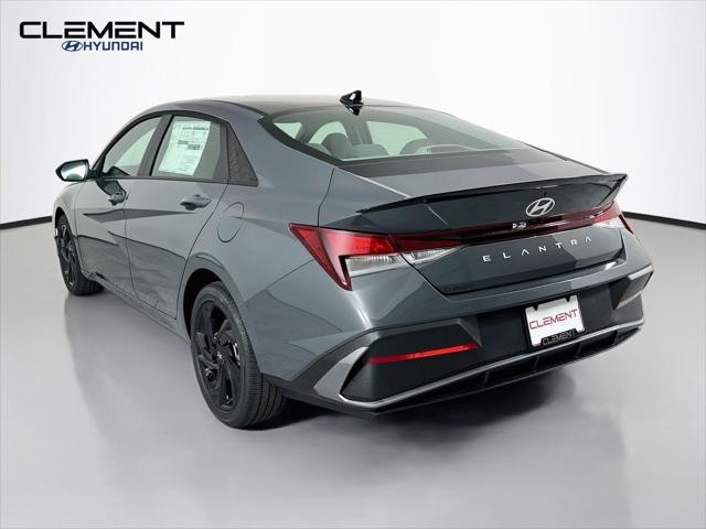 Hyundai Elantra Vehicle Full-screen Gallery Image 8