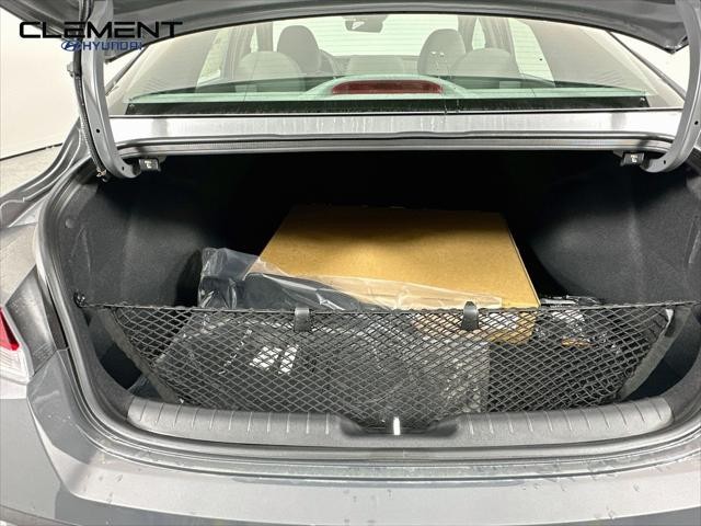 Hyundai Elantra Vehicle Full-screen Gallery Image 9