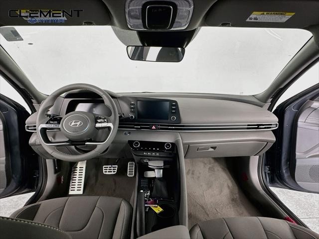 Hyundai Elantra Vehicle Full-screen Gallery Image 11