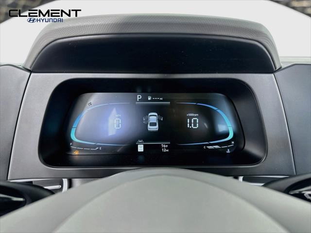 Hyundai Elantra Vehicle Full-screen Gallery Image 16