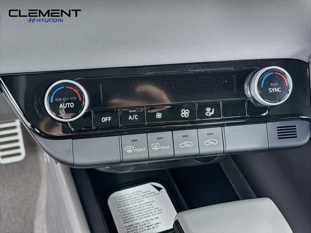 Hyundai Elantra Vehicle Full-screen Gallery Image 19