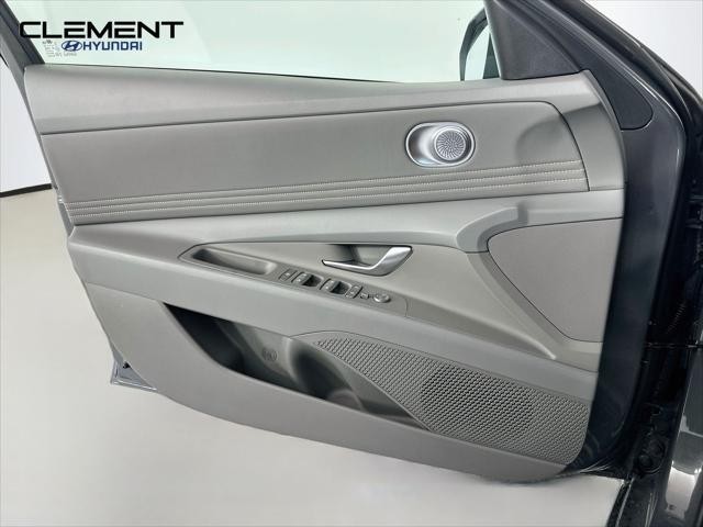 Hyundai Elantra Vehicle Full-screen Gallery Image 22