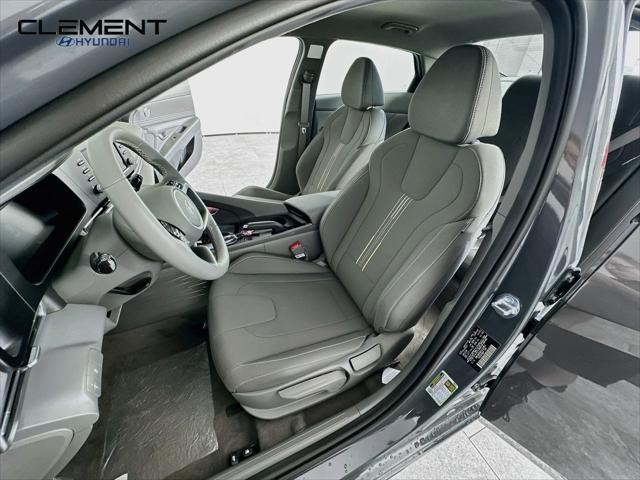 Hyundai Elantra Vehicle Full-screen Gallery Image 24