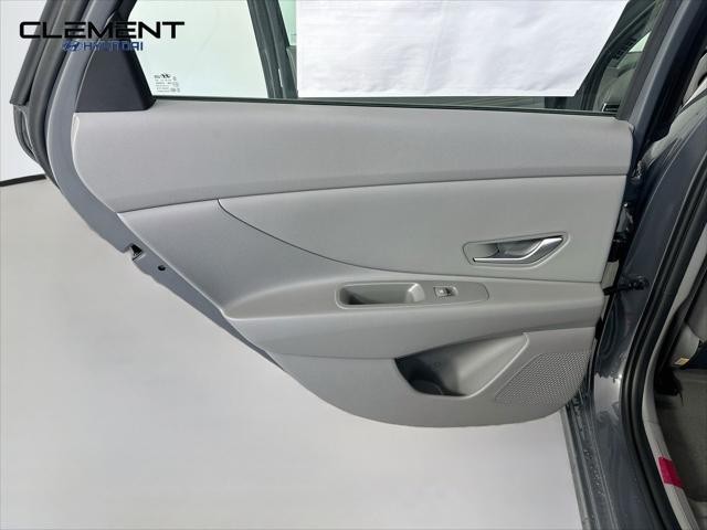 Hyundai Elantra Vehicle Full-screen Gallery Image 25