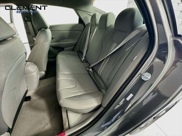 Hyundai Elantra Vehicle Full-screen Gallery Image 26