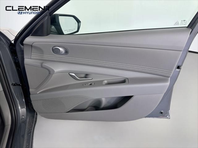 Hyundai Elantra Vehicle Full-screen Gallery Image 29