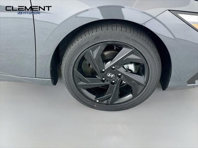 Hyundai Elantra Vehicle Full-screen Gallery Image 30