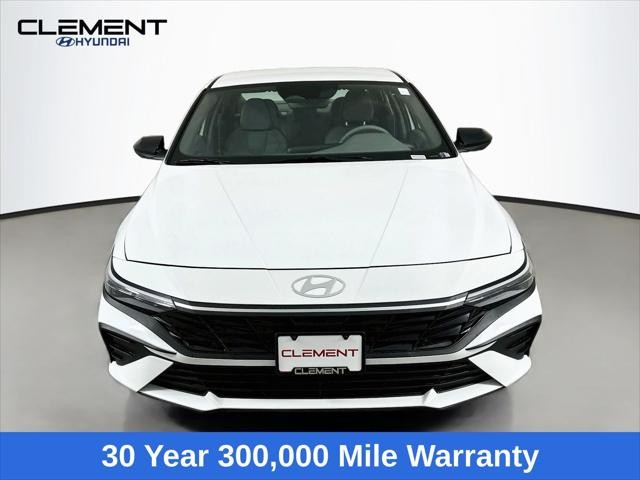 Hyundai Elantra Vehicle Full-screen Gallery Image 2