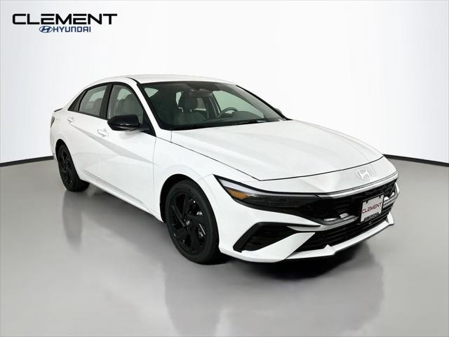 Hyundai Elantra Vehicle Full-screen Gallery Image 3