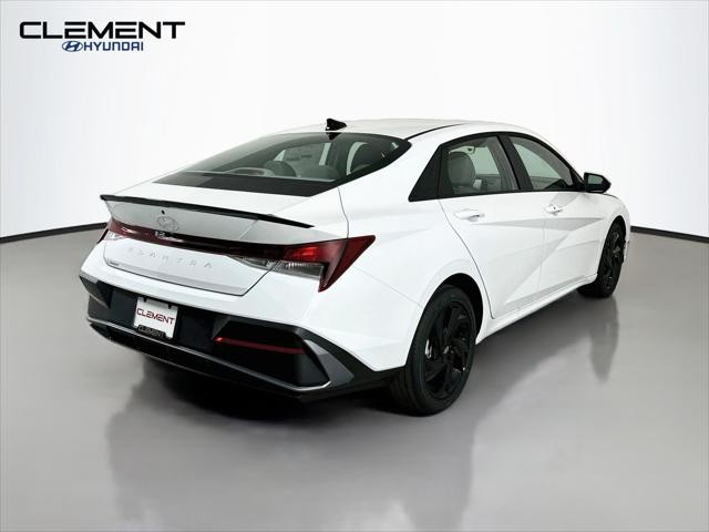 Hyundai Elantra Vehicle Full-screen Gallery Image 6