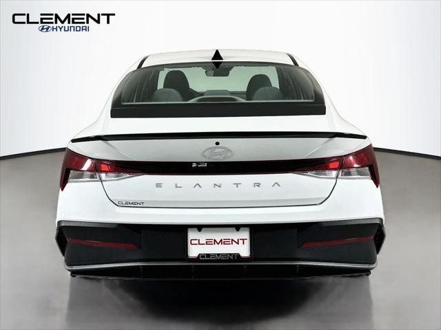 Hyundai Elantra Vehicle Full-screen Gallery Image 7