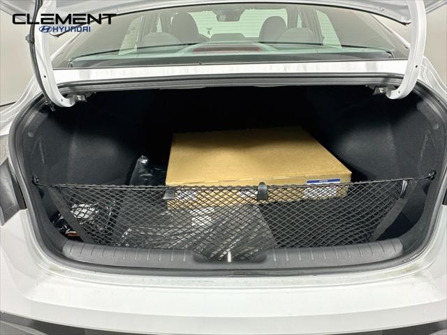 Hyundai Elantra Vehicle Full-screen Gallery Image 9