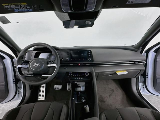 Hyundai Elantra Vehicle Full-screen Gallery Image 11