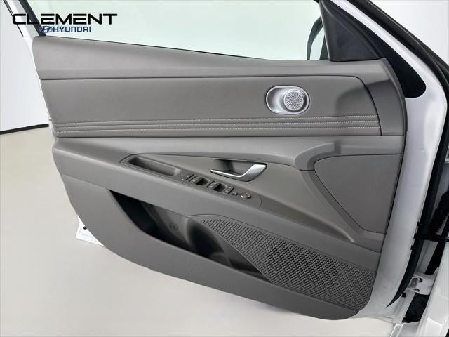 Hyundai Elantra Vehicle Full-screen Gallery Image 22