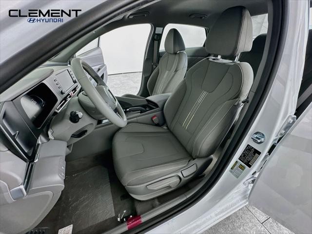 Hyundai Elantra Vehicle Full-screen Gallery Image 24