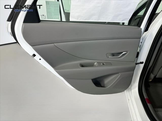 Hyundai Elantra Vehicle Full-screen Gallery Image 25