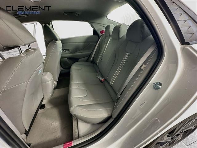 Hyundai Elantra Vehicle Full-screen Gallery Image 26