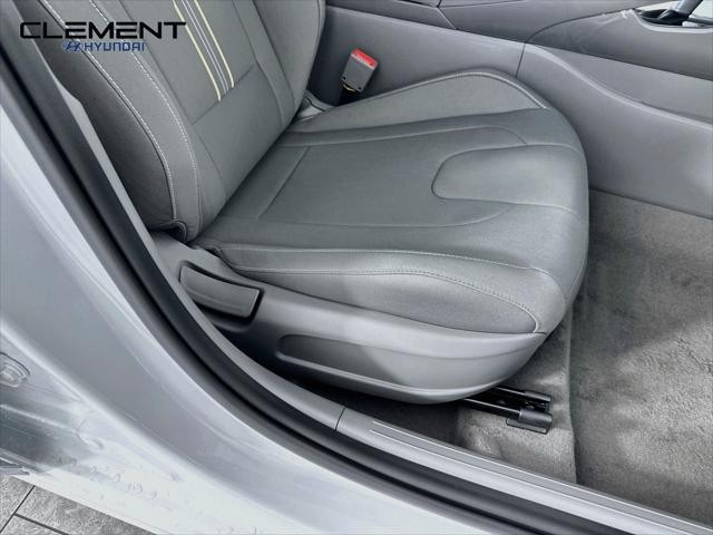 Hyundai Elantra Vehicle Full-screen Gallery Image 27