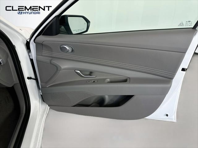 Hyundai Elantra Vehicle Full-screen Gallery Image 29