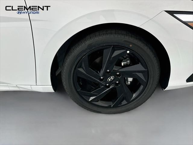 Hyundai Elantra Vehicle Full-screen Gallery Image 30