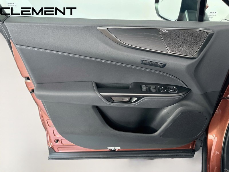 Lexus NX Vehicle Full-screen Gallery Image 28