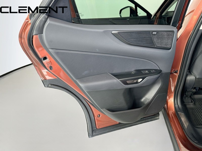 Lexus NX Vehicle Full-screen Gallery Image 32