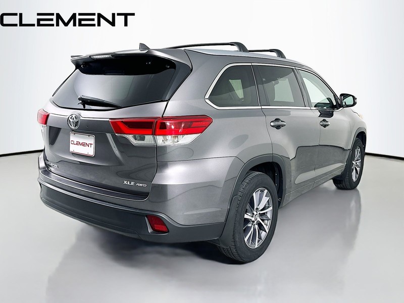 Toyota Highlander Vehicle Full-screen Gallery Image 7