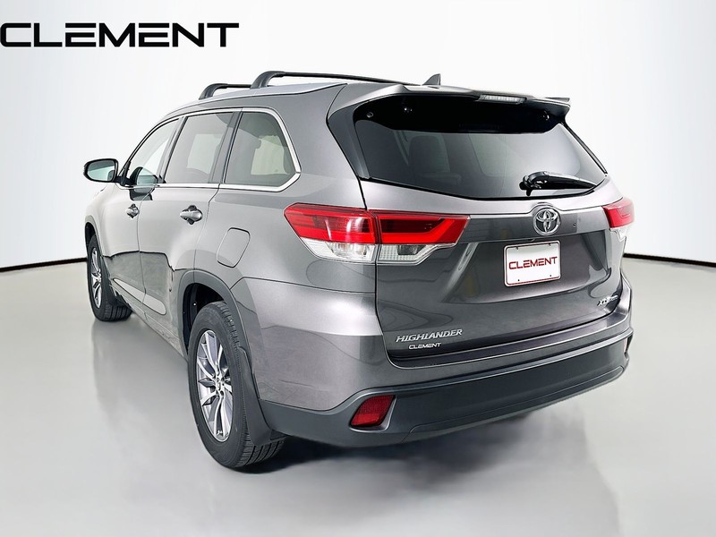 Toyota Highlander Vehicle Full-screen Gallery Image 10