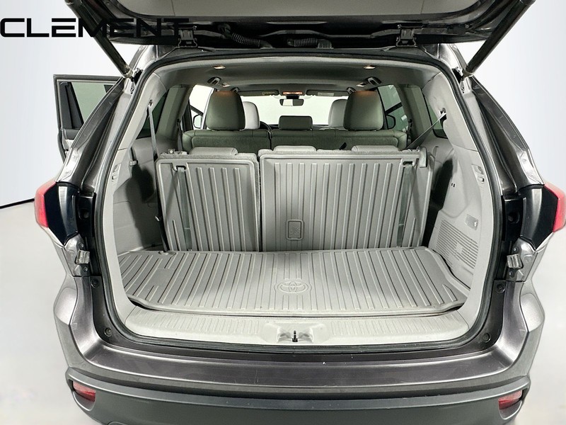 Toyota Highlander Vehicle Full-screen Gallery Image 11