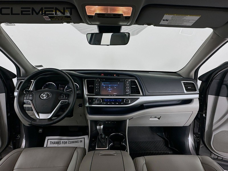 Toyota Highlander Vehicle Full-screen Gallery Image 12