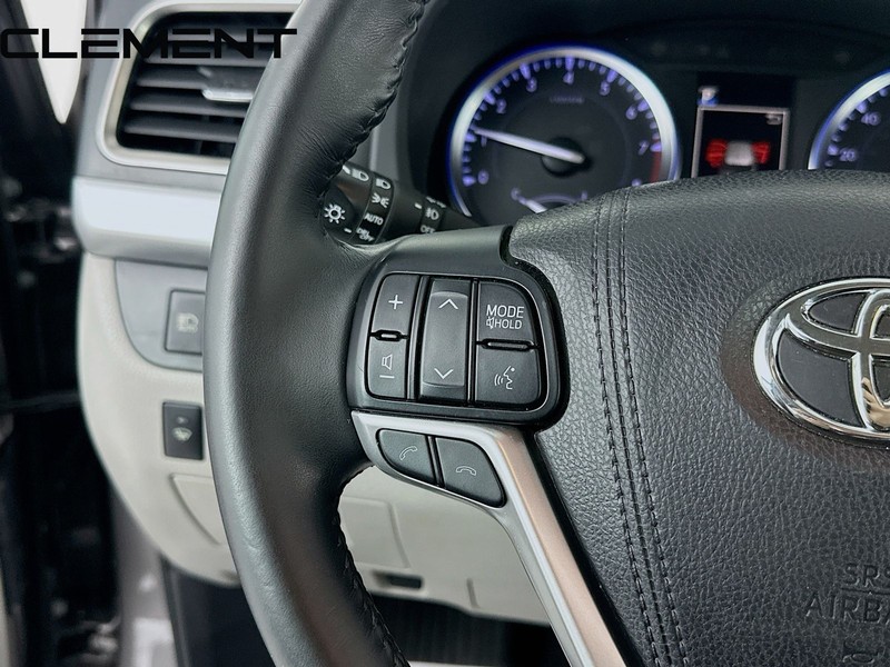 Toyota Highlander Vehicle Full-screen Gallery Image 15