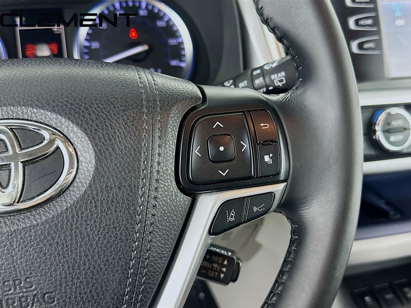 Toyota Highlander Vehicle Full-screen Gallery Image 17