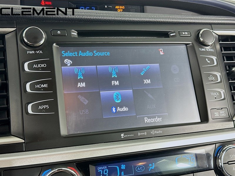 Toyota Highlander Vehicle Full-screen Gallery Image 19
