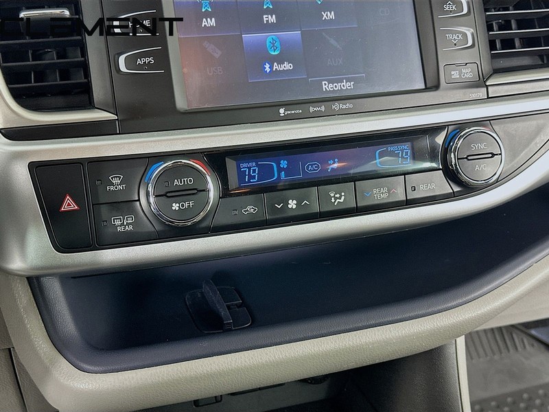Toyota Highlander Vehicle Full-screen Gallery Image 22