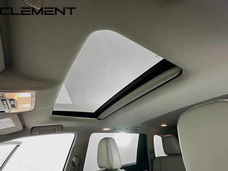 Toyota Highlander Vehicle Full-screen Gallery Image 25