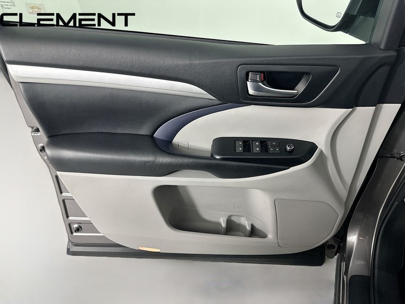 Toyota Highlander Vehicle Full-screen Gallery Image 28